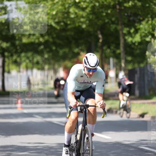 10.08.2025 - GEWOBA Citytriathlon Bremen Yannick Fuchs http://msf.ph/oto/8559309 10.08.2025 12:39:15 Radfahren 658, 696, 709, 729, 758, 869, 900, 969, 1006 meine-sportfotos.de