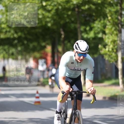 10.08.2025 - GEWOBA Citytriathlon Bremen Yannick Fuchs http://msf.ph/oto/8559310 10.08.2025 12:39:15 Radfahren 658, 696, 709, 729, 758, 869, 900, 969, 1006 meine-sportfotos.de