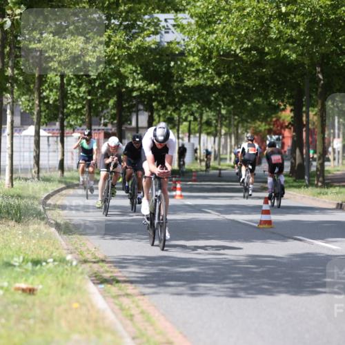 10.08.2025 - GEWOBA Citytriathlon Bremen Yannick Fuchs http://msf.ph/oto/8559378 10.08.2025 12:39:59 Radfahren 589, 596, 690, 706, 721, 779, 831, 880, 883, 1028 meine-sportfotos.de