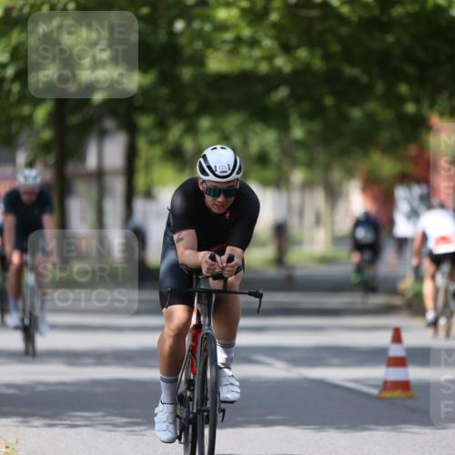 10.08.2025 - GEWOBA Citytriathlon Bremen Yannick Fuchs http://msf.ph/oto/8559498 10.08.2025 12:40:04 Radfahren 596, 602, 690, 706, 721, 779, 831, 880, 883, 890, 896, 1028 meine-sportfotos.de