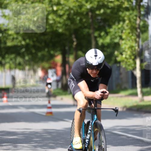 10.08.2025 - GEWOBA Citytriathlon Bremen Yannick Fuchs http://msf.ph/oto/8559551 10.08.2025 12:40:12 Radfahren 559, 596, 602, 690, 706, 721, 779, 815, 831, 880, 883, 890, 896, 899, 975, 1028 meine-sportfotos.de