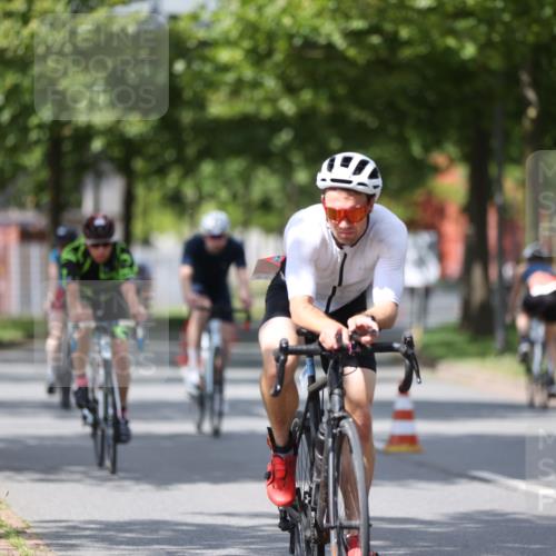 10.08.2025 - GEWOBA Citytriathlon Bremen Yannick Fuchs http://msf.ph/oto/8559629 10.08.2025 12:40:24 Radfahren 559, 581, 597, 602, 672, 723, 737, 815, 848, 870, 879, 890, 896, 899, 910, 949, 975, 1024 meine-sportfotos.de