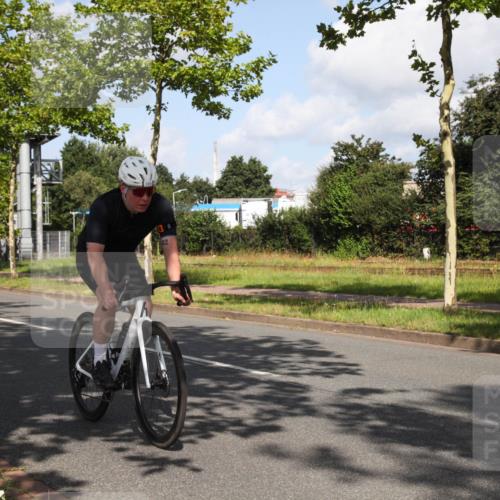 10.08.2025 - GEWOBA Citytriathlon Bremen Yannick Fuchs http://msf.ph/oto/8559648 10.08.2025 11:00:32 Radfahren 3, 39, 41, 49, 107, 131, 139, 229, 381, 436, 474 meine-sportfotos.de