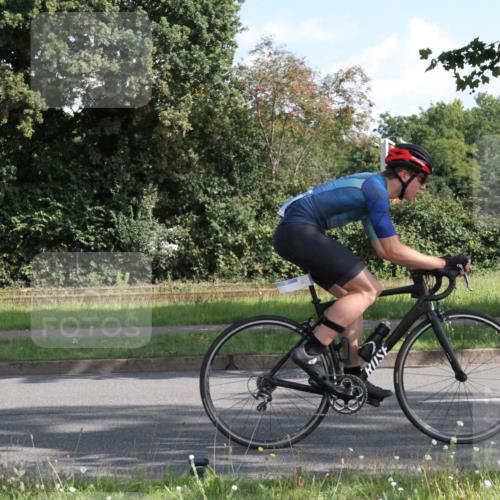 10.08.2025 - GEWOBA Citytriathlon Bremen Yannick Fuchs http://msf.ph/oto/8559683 10.08.2025 10:36:22 Radfahren 99, 117, 159, 231, 373, 378, 397, 401, 450 meine-sportfotos.de
