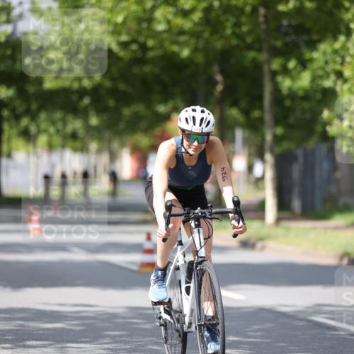 10.08.2025 - GEWOBA Citytriathlon Bremen Yannick Fuchs http://msf.ph/oto/8560022 10.08.2025 12:41:15 Radfahren 568, 660, 665, 705, 730, 755, 803, 830, 849, 862, 934, 1014, 1023 meine-sportfotos.de