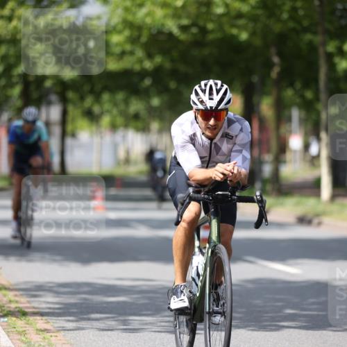 10.08.2025 - GEWOBA Citytriathlon Bremen Yannick Fuchs http://msf.ph/oto/8560093 10.08.2025 12:41:23 Radfahren 568, 609, 619, 705, 730, 755, 830, 849, 862, 934, 1014 meine-sportfotos.de