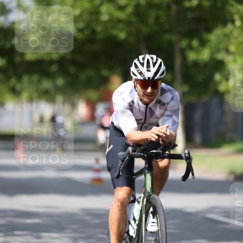 10.08.2025 - GEWOBA Citytriathlon Bremen Yannick Fuchs http://msf.ph/oto/8560096 10.08.2025 12:41:23 Radfahren 568, 609, 619, 705, 730, 755, 830, 849, 862, 934, 1014 meine-sportfotos.de