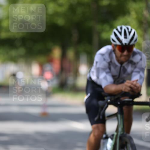 10.08.2025 - GEWOBA Citytriathlon Bremen Yannick Fuchs http://msf.ph/oto/8560100 10.08.2025 12:41:23 Radfahren 568, 609, 619, 705, 730, 755, 830, 849, 862, 934, 1014 meine-sportfotos.de