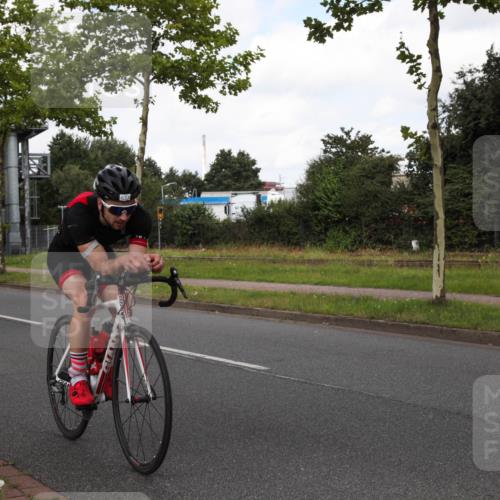 10.08.2025 - GEWOBA Citytriathlon Bremen Yannick Fuchs http://msf.ph/oto/8560129 10.08.2025 12:02:46 Radfahren 566, 637 meine-sportfotos.de
