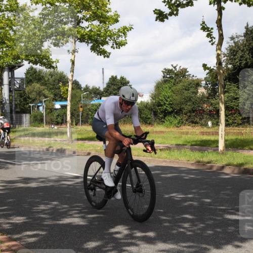 10.08.2025 - GEWOBA Citytriathlon Bremen Yannick Fuchs http://msf.ph/oto/8560295 10.08.2025 12:05:47 Radfahren 1027 meine-sportfotos.de