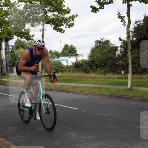 10.08.2025 - GEWOBA Citytriathlon Bremen Yannick Fuchs http://msf.ph/oto/8560337 10.08.2025 12:06:33 Radfahren 580, 613, 614, 634, 658, 714 meine-sportfotos.de