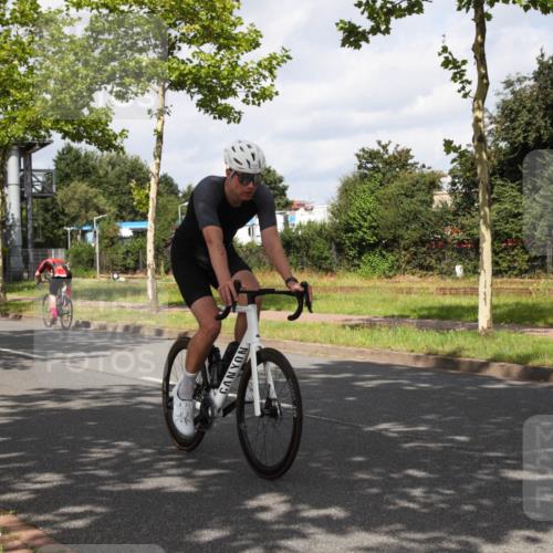 10.08.2025 - GEWOBA Citytriathlon Bremen Yannick Fuchs http://msf.ph/oto/8560410 10.08.2025 12:07:09 Radfahren 558, 623 meine-sportfotos.de