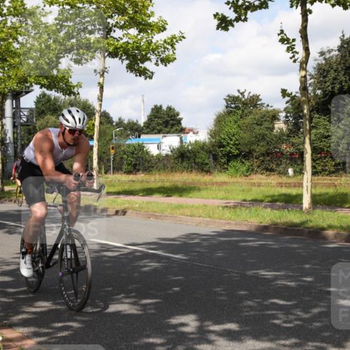 10.08.2025 - GEWOBA Citytriathlon Bremen Yannick Fuchs http://msf.ph/oto/8560937 10.08.2025 12:11:26 Radfahren 575, 578, 583, 645, 713, 894, 1038 meine-sportfotos.de