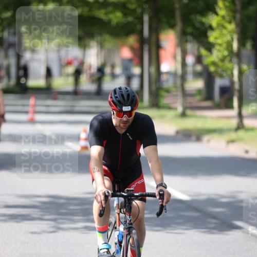 10.08.2025 - GEWOBA Citytriathlon Bremen Yannick Fuchs http://msf.ph/oto/8560954 10.08.2025 14:20:46 Radfahren 11, 56, 61, 67, 69, 73, 110, 142, 145, 157, 216, 229, 272, 274, 281, 312 meine-sportfotos.de