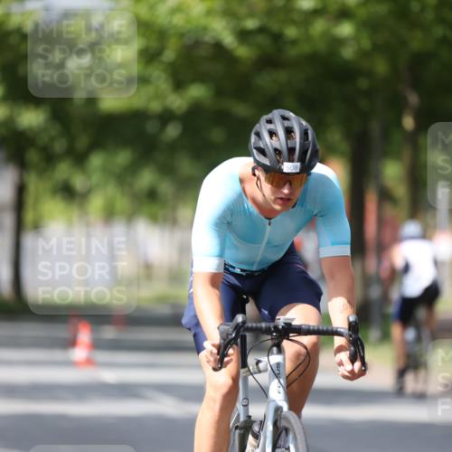 10.08.2025 - GEWOBA Citytriathlon Bremen Yannick Fuchs http://msf.ph/oto/8560988 10.08.2025 12:43:53 Radfahren 608, 842, 907, 925, 954, 1012, 1036 meine-sportfotos.de