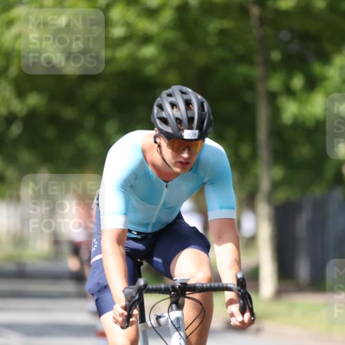 10.08.2025 - GEWOBA Citytriathlon Bremen Yannick Fuchs http://msf.ph/oto/8560990 10.08.2025 12:43:53 Radfahren 608, 842, 907, 925, 954, 1012, 1036 meine-sportfotos.de