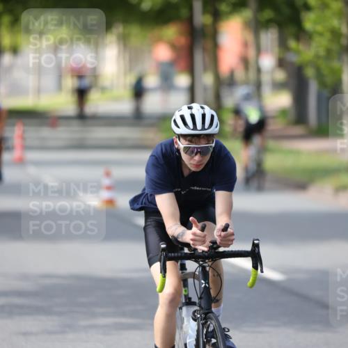 10.08.2025 - GEWOBA Citytriathlon Bremen Yannick Fuchs http://msf.ph/oto/8561215 10.08.2025 14:21:42 Radfahren 9, 140, 160, 177, 211, 283, 334 meine-sportfotos.de