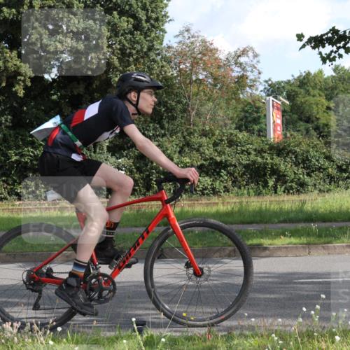 10.08.2025 - GEWOBA Citytriathlon Bremen Yannick Fuchs http://msf.ph/oto/8561222 10.08.2025 10:39:48 Radfahren 55, 57, 59, 77, 87, 95, 143, 193, 201, 209, 221, 374, 398, 435, 436, 496 meine-sportfotos.de