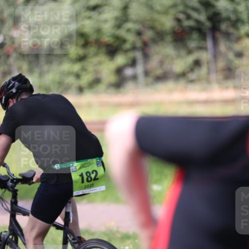 10.08.2025 - GEWOBA Citytriathlon Bremen Yannick Fuchs http://msf.ph/oto/8561250 10.08.2025 14:21:53 Radfahren 140, 160, 211, 253, 283, 334 meine-sportfotos.de