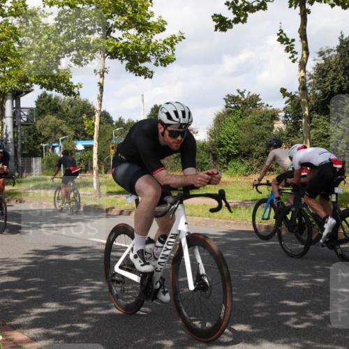 10.08.2025 - GEWOBA Citytriathlon Bremen Yannick Fuchs http://msf.ph/oto/8561316 10.08.2025 12:15:07 Radfahren 551, 564, 627, 753, 826, 852, 857, 876, 897, 947, 959, 1011, 1020 meine-sportfotos.de