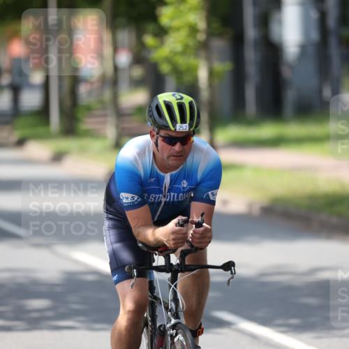 10.08.2025 - GEWOBA Citytriathlon Bremen Yannick Fuchs http://msf.ph/oto/8561503 10.08.2025 14:22:58 Radfahren 89, 163, 182, 204, 246, 249, 252, 280, 288, 289, 297, 353, 427 meine-sportfotos.de