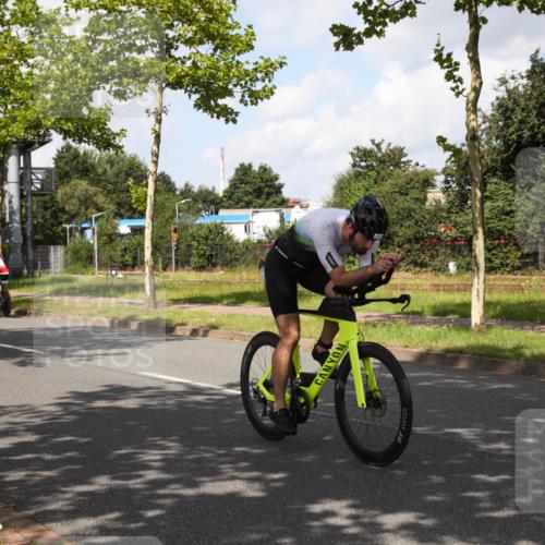 10.08.2025 - GEWOBA Citytriathlon Bremen Yannick Fuchs http://msf.ph/oto/8561736 10.08.2025 12:20:29 Radfahren 563, 565, 570, 596, 631, 720, 734, 829, 892, 900 meine-sportfotos.de