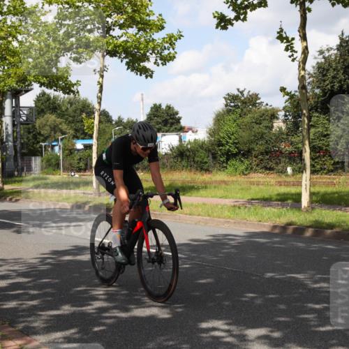 10.08.2025 - GEWOBA Citytriathlon Bremen Yannick Fuchs http://msf.ph/oto/8561757 10.08.2025 12:20:47 Radfahren 563, 734, 772, 795, 829, 899, 900, 940, 1001 meine-sportfotos.de