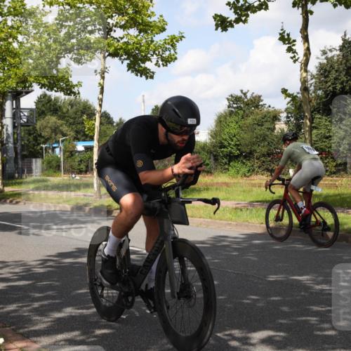 10.08.2025 - GEWOBA Citytriathlon Bremen Yannick Fuchs http://msf.ph/oto/8561774 10.08.2025 12:20:58 Radfahren 558, 581, 662, 701, 758, 772, 795, 869, 899, 940, 969, 1001 meine-sportfotos.de