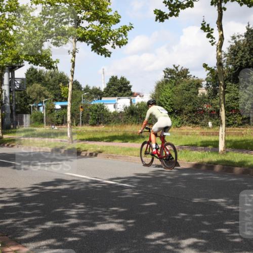 10.08.2025 - GEWOBA Citytriathlon Bremen Yannick Fuchs http://msf.ph/oto/8561775 10.08.2025 12:20:58 Radfahren 558, 581, 662, 701, 758, 772, 795, 869, 899, 940, 969, 1001 meine-sportfotos.de