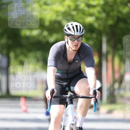 10.08.2025 - GEWOBA Citytriathlon Bremen Yannick Fuchs http://msf.ph/oto/8561973 10.08.2025 14:25:06 Radfahren 22, 49, 85, 166, 202, 235, 267, 269, 270, 346, 462 meine-sportfotos.de