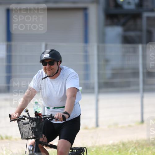 10.08.2025 - GEWOBA Citytriathlon Bremen Yannick Fuchs http://msf.ph/oto/8562205 10.08.2025 14:27:14 Radfahren 120, 189, 196, 276, 286, 305, 318, 441, 457 meine-sportfotos.de