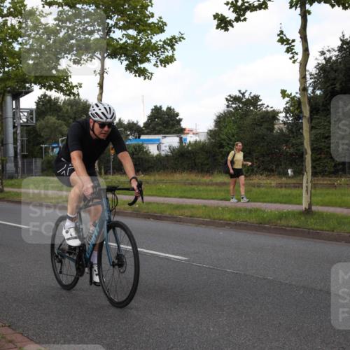 10.08.2025 - GEWOBA Citytriathlon Bremen Yannick Fuchs http://msf.ph/oto/8562399 10.08.2025 12:27:54 Radfahren 593, 669, 674, 676, 697, 712, 713, 716, 800, 819, 885, 963 meine-sportfotos.de