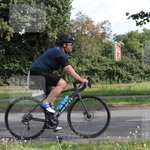 10.08.2025 - GEWOBA Citytriathlon Bremen Yannick Fuchs http://msf.ph/oto/8562423 10.08.2025 10:40:04 Radfahren 55, 57, 61, 77, 79, 91, 135, 143, 197, 227, 398, 496 meine-sportfotos.de