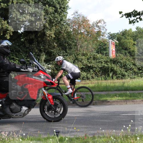 10.08.2025 - GEWOBA Citytriathlon Bremen Yannick Fuchs http://msf.ph/oto/8562456 10.08.2025 10:40:09 Radfahren 11, 47, 55, 57, 61, 79, 91, 135, 197, 227, 398, 496 meine-sportfotos.de