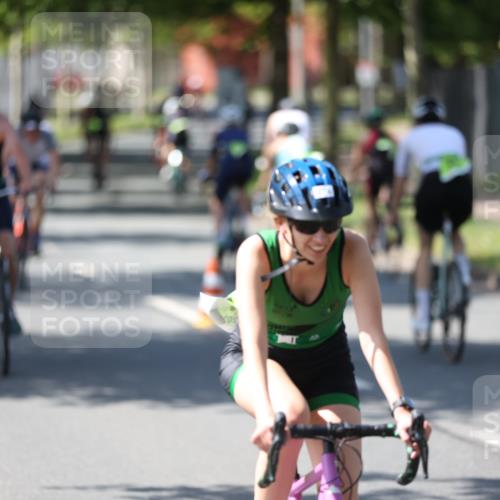 10.08.2025 - GEWOBA Citytriathlon Bremen Yannick Fuchs http://msf.ph/oto/8562581 10.08.2025 14:30:25 Radfahren 8, 33, 66, 148, 149, 328, 329, 338, 347, 361, 374, 400, 402, 410, 429, 461, 492 meine-sportfotos.de