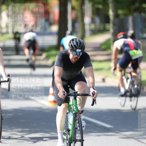 10.08.2025 - GEWOBA Citytriathlon Bremen Yannick Fuchs http://msf.ph/oto/8562692 10.08.2025 14:32:16 Radfahren 104, 105, 113, 284, 299, 344, 355, 359, 362, 366, 370, 376, 411, 433, 463, 489, 508 meine-sportfotos.de