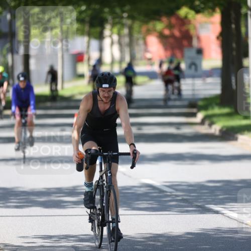 10.08.2025 - GEWOBA Citytriathlon Bremen Yannick Fuchs http://msf.ph/oto/8562818 10.08.2025 14:32:56 Radfahren 14, 15, 37, 82, 96, 118, 122, 243, 357, 387, 435, 501 meine-sportfotos.de