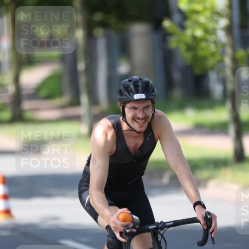10.08.2025 - GEWOBA Citytriathlon Bremen Yannick Fuchs http://msf.ph/oto/8562824 10.08.2025 14:32:57 Radfahren 14, 15, 37, 82, 96, 118, 122, 243, 357, 387, 435, 501 meine-sportfotos.de