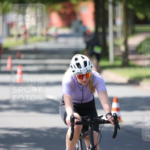 10.08.2025 - GEWOBA Citytriathlon Bremen Yannick Fuchs http://msf.ph/oto/8562837 10.08.2025 14:32:59 Radfahren 14, 15, 37, 82, 93, 96, 118, 122, 243, 357, 387, 435, 473, 501 meine-sportfotos.de