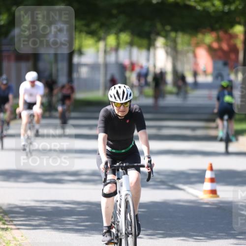10.08.2025 - GEWOBA Citytriathlon Bremen Yannick Fuchs http://msf.ph/oto/8563001 10.08.2025 14:34:23 Radfahren 45, 76, 79, 88, 143, 144, 146, 214, 304, 316, 375, 392, 424, 443, 515, 524 meine-sportfotos.de