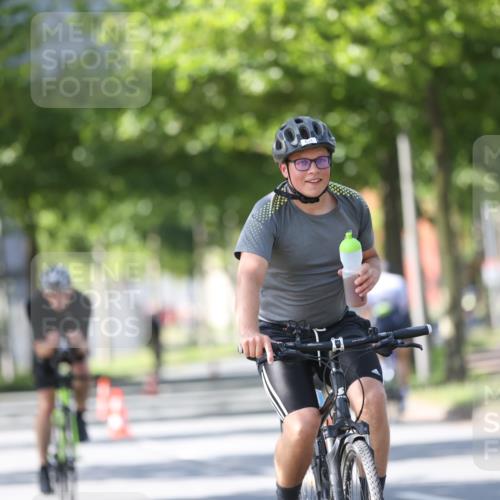 10.08.2025 - GEWOBA Citytriathlon Bremen Yannick Fuchs http://msf.ph/oto/8563144 10.08.2025 14:35:10 Radfahren 38, 43, 68, 72, 98, 133, 264, 268, 340, 398, 413, 414, 430 meine-sportfotos.de