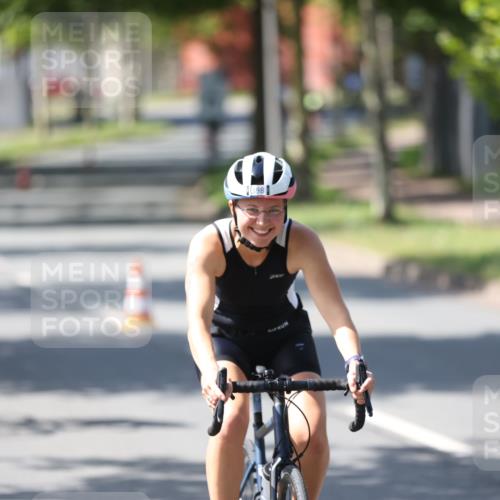 10.08.2025 - GEWOBA Citytriathlon Bremen Yannick Fuchs http://msf.ph/oto/8563168 10.08.2025 14:35:19 Radfahren 38, 43, 68, 98, 127, 133, 264, 398, 414 meine-sportfotos.de