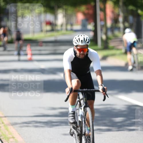 10.08.2025 - GEWOBA Citytriathlon Bremen Yannick Fuchs http://msf.ph/oto/8563178 10.08.2025 14:35:20 Radfahren 38, 43, 68, 98, 127, 133, 264, 398, 414 meine-sportfotos.de