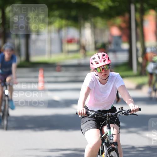 10.08.2025 - GEWOBA Citytriathlon Bremen Yannick Fuchs http://msf.ph/oto/8563488 10.08.2025 14:36:42 Radfahren 24, 41, 46, 123, 136, 227, 285, 314, 391, 521 meine-sportfotos.de