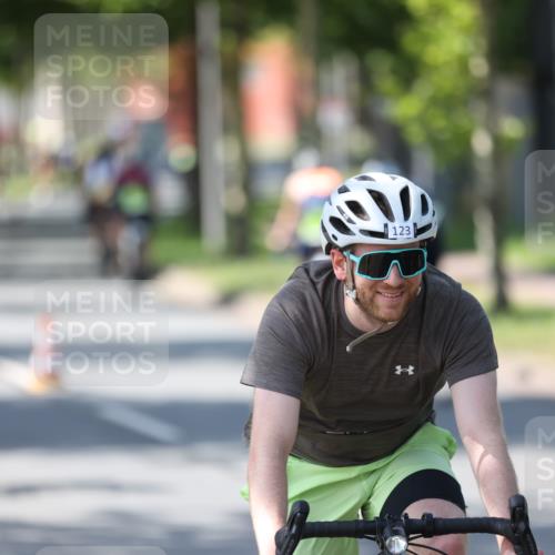 10.08.2025 - GEWOBA Citytriathlon Bremen Yannick Fuchs http://msf.ph/oto/8563517 10.08.2025 14:36:47 Radfahren 24, 41, 46, 106, 123, 136, 227, 239, 263, 285, 314, 521 meine-sportfotos.de