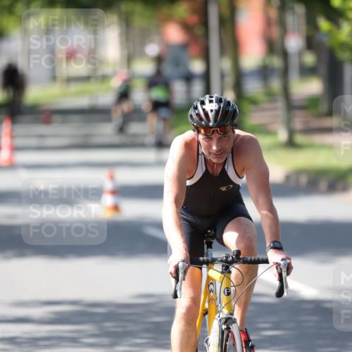 10.08.2025 - GEWOBA Citytriathlon Bremen Yannick Fuchs http://msf.ph/oto/8563588 10.08.2025 14:37:05 Radfahren 57, 78, 106, 121, 164, 227, 239, 240, 256, 257, 263 meine-sportfotos.de