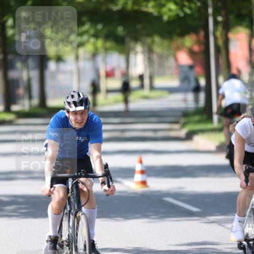 10.08.2025 - GEWOBA Citytriathlon Bremen Yannick Fuchs http://msf.ph/oto/8563640 10.08.2025 14:37:12 Radfahren 57, 78, 106, 121, 164, 201, 240, 256, 257, 512 meine-sportfotos.de