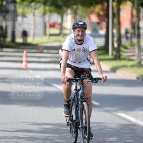 10.08.2025 - GEWOBA Citytriathlon Bremen Yannick Fuchs http://msf.ph/oto/8563711 10.08.2025 14:38:06 Radfahren 30, 54, 75, 81, 147, 152, 528 meine-sportfotos.de