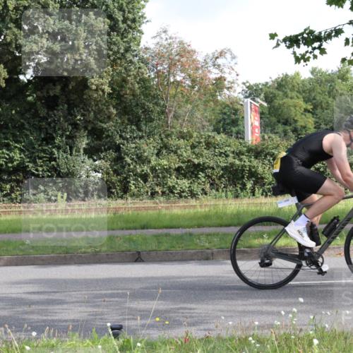 10.08.2025 - GEWOBA Citytriathlon Bremen Yannick Fuchs http://msf.ph/oto/8563902 10.08.2025 10:53:12 Radfahren 29, 225, 350, 358, 379, 380, 382, 404, 448, 502 meine-sportfotos.de
