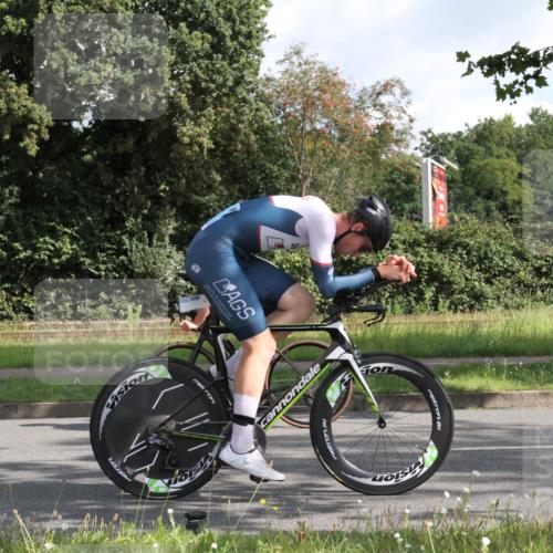 10.08.2025 - GEWOBA Citytriathlon Bremen Yannick Fuchs http://msf.ph/oto/8564003 10.08.2025 10:54:25 Radfahren 75, 123, 153, 356, 427, 492, 500 meine-sportfotos.de